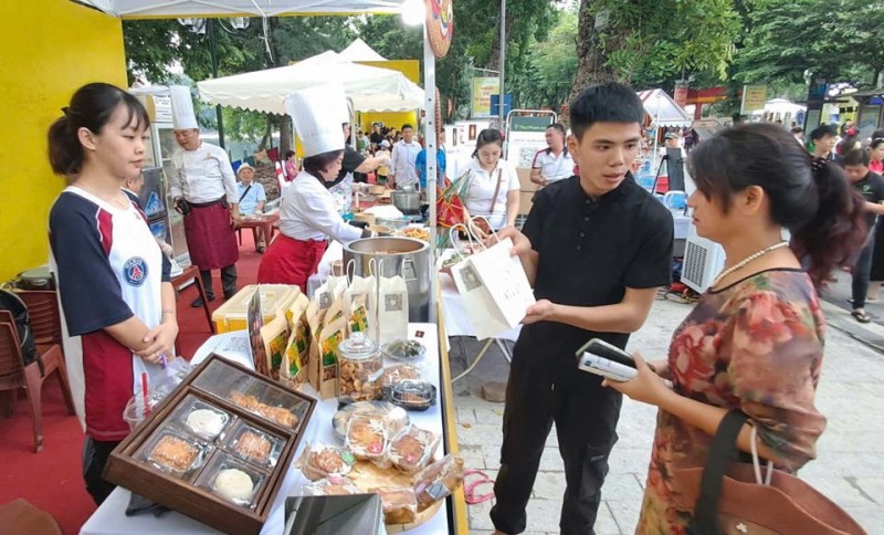 Hơn 2 vạn du khách trải nghiệm tại Lễ hội Quà tặng Du lịch Hà Nội 2024 Hơn 2 vạn du khách trải nghiệm tại Lễ hội Quà tặng Du lịch Hà Nội 2024