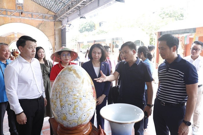Phó Chủ tịch UBND Thành phố Vũ Thu Hà thăm gian trưng bày sản phầm làng nghề gốm sứ Bát Tràng Phó Chủ tịch UBND Thành phố Vũ Thu Hà thăm gian trưng bày sản phầm làng nghề gốm sứ Bát Tràng