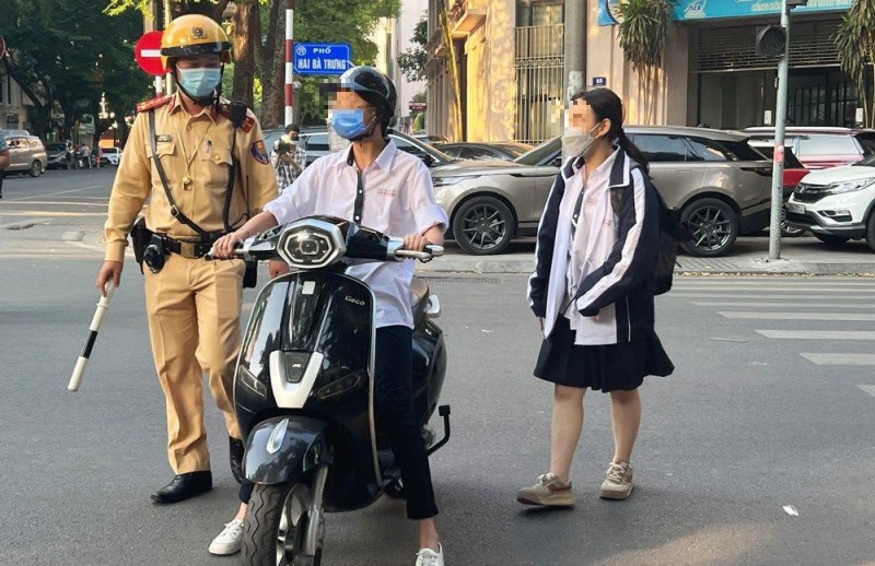 Cảnh sát giao thông (Công an thành phố Hà Nội) kiểm tra một trường hợp vi phạm Luật Giao thông đường bộ (Ảnh: T.L). Cảnh sát giao thông (Công an thành phố Hà Nội) kiểm tra một trường hợp vi phạm Luật Giao thông đường bộ (Ảnh: T.L).