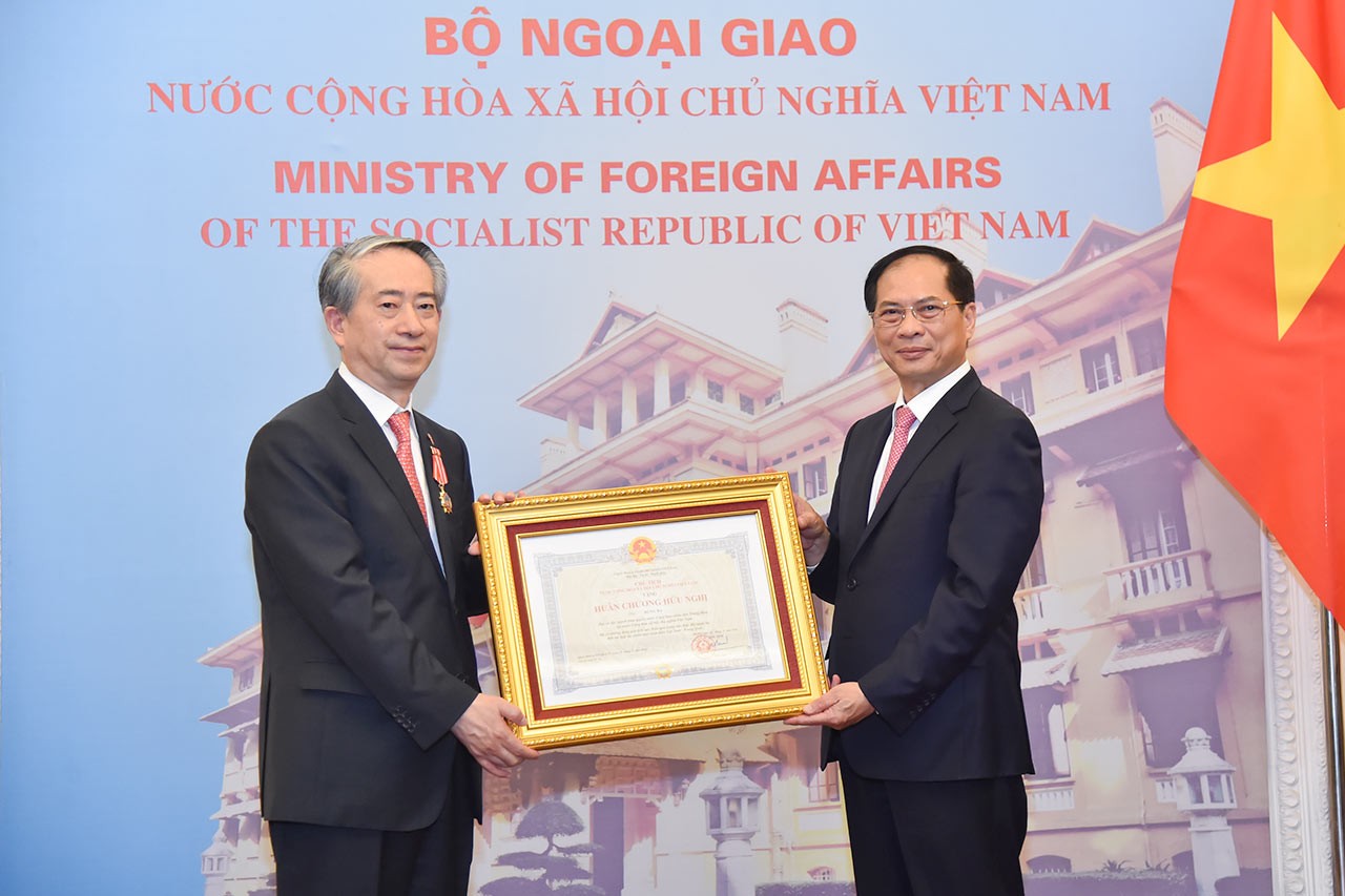 Trao tặng Huân chương Hữu nghị của Nhà nước Việt Nam cho Đại sứ Trung Quốc tại Việt Nam Hùng Ba Trao tặng Huân chương Hữu nghị của Nhà nước Việt Nam cho Đại sứ Trung Quốc tại Việt Nam Hùng Ba