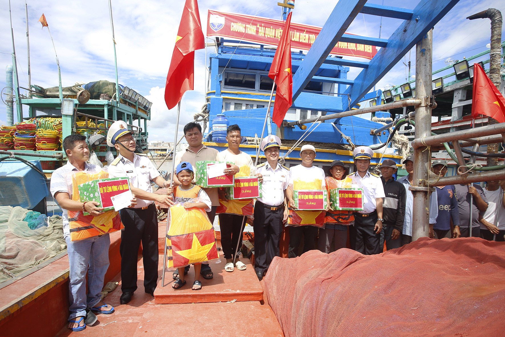 Tặng quà, khám sức khỏe và cấp thuốc cho ngư dân tỉnh Bình Thuận Tặng quà, khám sức khỏe và cấp thuốc cho ngư dân tỉnh Bình Thuận