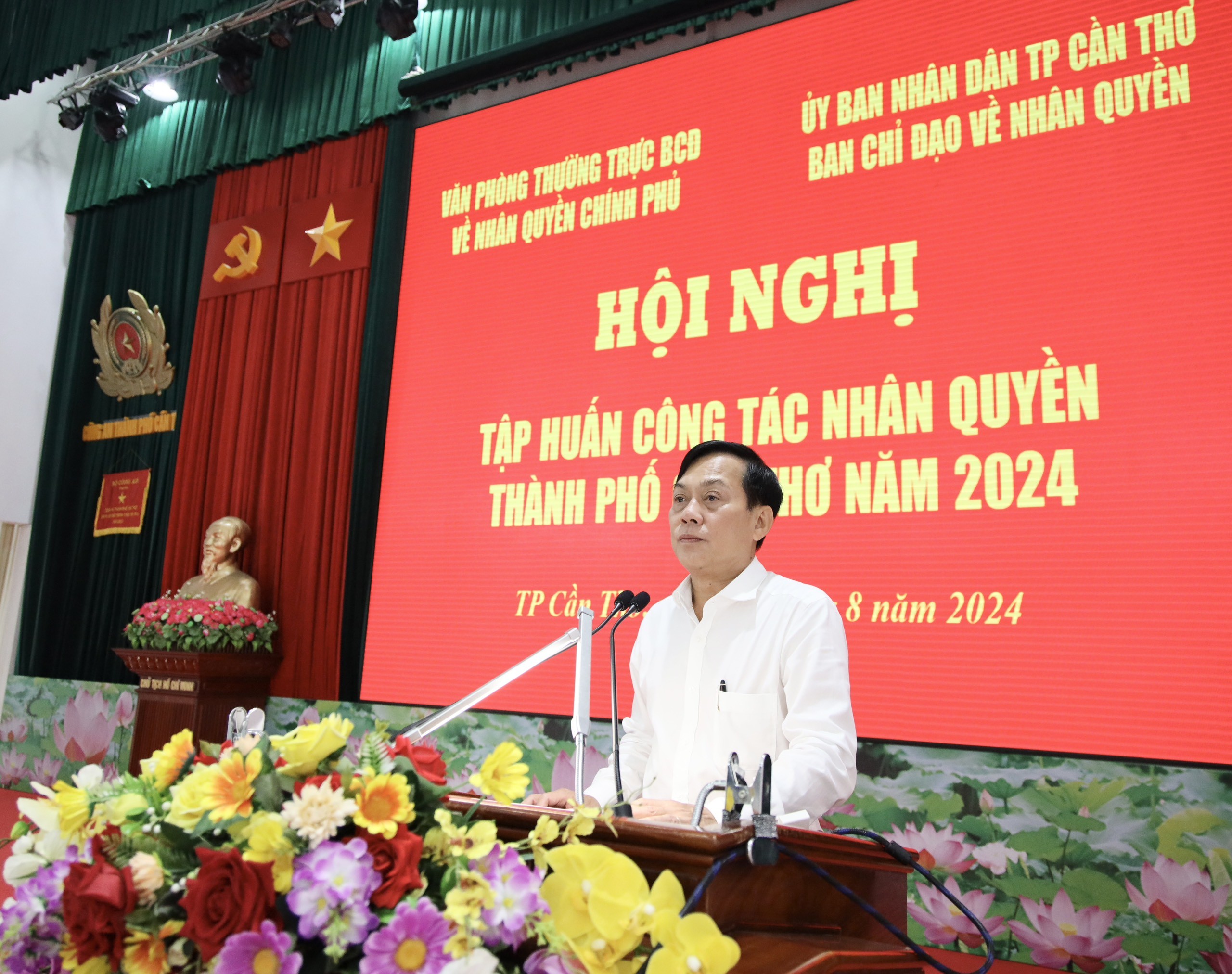 Ông Nguyễn Ngọc Hè, Phó Chủ tịch Ủy ban nhân dân thành phố, Trưởng ban BCĐ về Nhân quyền thành phố Cần Thơ phát biểu tại Hội nghị. Ông Nguyễn Ngọc Hè, Phó Chủ tịch Ủy ban nhân dân thành phố, Trưởng ban BCĐ về Nhân quyền thành phố Cần Thơ phát biểu tại Hội nghị.