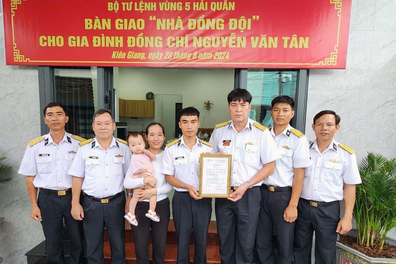 Đại tá Võ Hùng Lâm trao Quyết định bàn giao “Nhà đồng đội” cho gia đình Thượng úy quân nhân chuyên nghiệp Nguyễn Văn Tân. Đại tá Võ Hùng Lâm trao Quyết định bàn giao “Nhà đồng đội” cho gia đình Thượng úy quân nhân chuyên nghiệp Nguyễn Văn Tân.