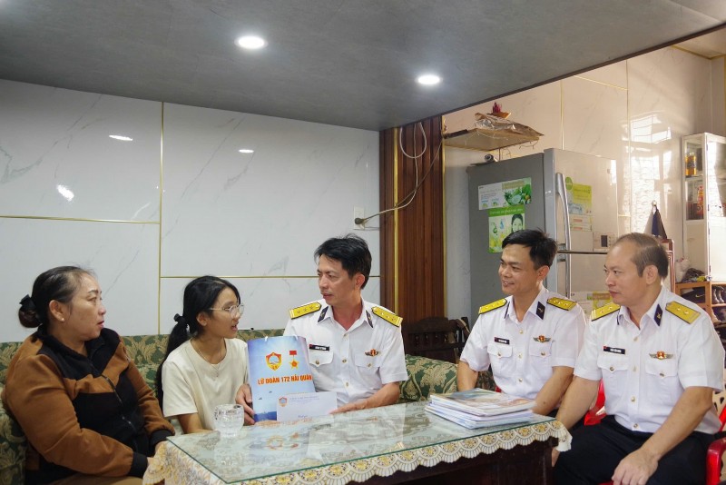 Đoàn công tác trao qua cho các em học sinh Đoàn công tác trao qua cho các em học sinh