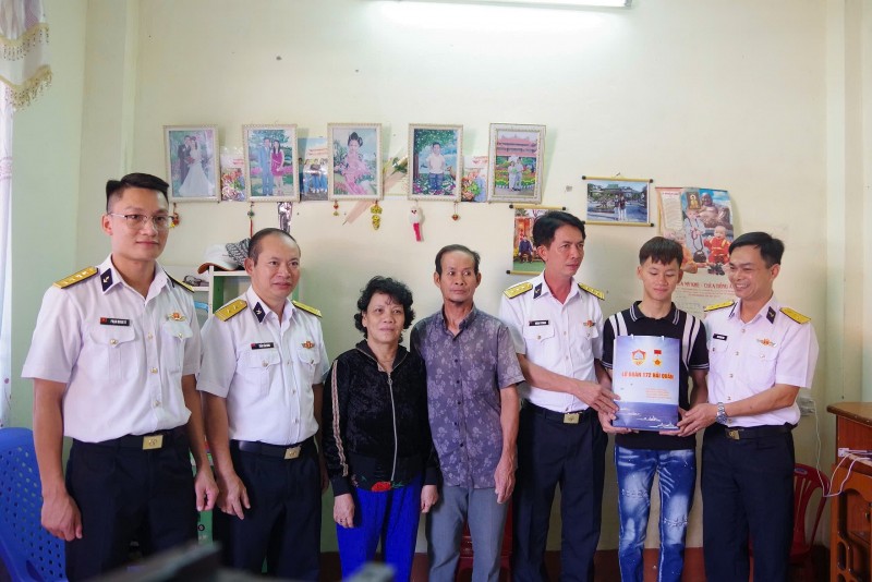 Đoàn công tác trao qua cho các em học sinh Đoàn công tác trao qua cho các em học sinh
