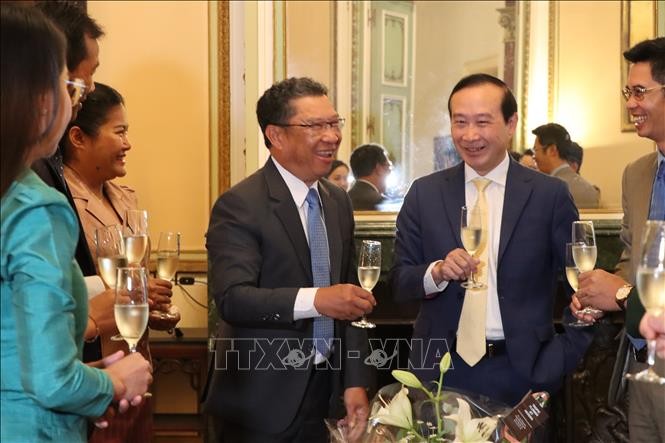 Đại sứ Nguyễn Văn Thảo (phải) và Đại sứ Lào tại Vương quốc Bỉ, Kingphokeo Phommahaxay tại buổi chúc mừng Quốc khánh Việt Nam. Đại sứ Nguyễn Văn Thảo (phải) và Đại sứ Lào tại Vương quốc Bỉ, Kingphokeo Phommahaxay tại buổi chúc mừng Quốc khánh Việt Nam.