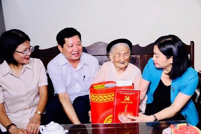 Tặng hơn 12.100 suất quà tới gia đình người có công trực tiếp tham gia giải phóng Thủ đô Tặng hơn 12.100 suất quà tới gia đình người có công trực tiếp tham gia giải phóng Thủ đô