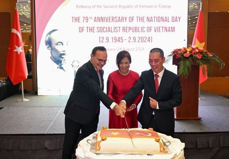delegates participated in a cake-cutting ceremony to mark Singapore's National Day. (Photo: Vietnamese Embassy in Turkey) delegates participated in a cake-cutting ceremony to mark Singapore's National Day. (Photo: Vietnamese Embassy in Turkey)