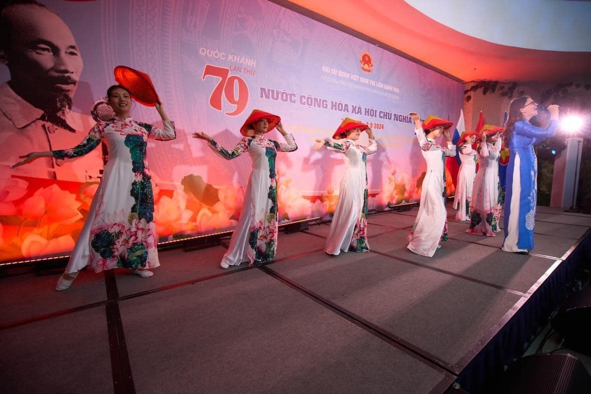 A performance by Vietnamese students and Russian artists. A performance by Vietnamese students and Russian artists.