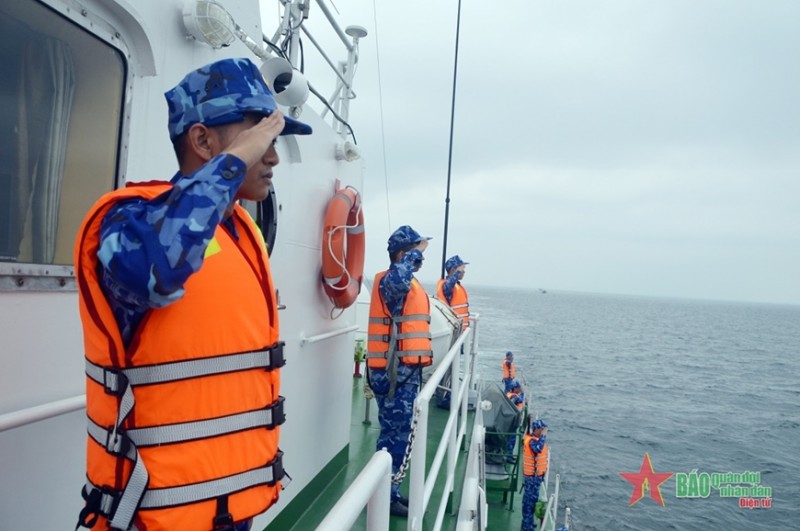 Cảnh sát biển Việt Nam thực hiện nghi thức chào xã giao trước khi bước vào tuần tra chung. Cảnh sát biển Việt Nam thực hiện nghi thức chào xã giao trước khi bước vào tuần tra chung.
