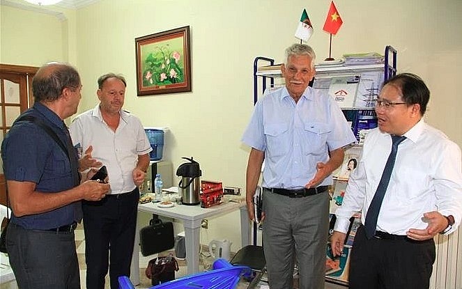 Vietnamese Trade Counsellor in Algeria Hoang Duc Nhuan (first, right) talks with representatives of Algerian businesses. Vietnamese Trade Counsellor in Algeria Hoang Duc Nhuan (first, right) talks with representatives of Algerian businesses.