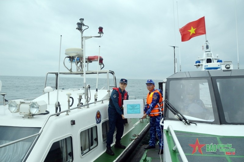 Lực lượng tuần tra Cảnh sát biển Việt Nam trao quà tặng lực lượng tuần tra Cảnh sát biển Trung Quốc. Lực lượng tuần tra Cảnh sát biển Việt Nam trao quà tặng lực lượng tuần tra Cảnh sát biển Trung Quốc.