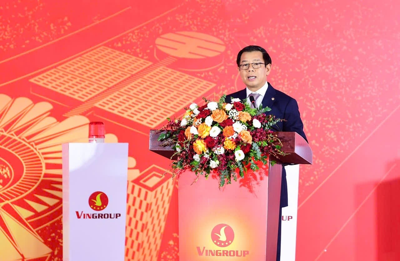 Ông Nguyễn Việt Quang - Phó Chủ tịch Hội đồng Quản trị kiêm Tổng giám đốc Tập đoàn Vingroup phát biển giới thiệu Trung tâm Hội chợ Triển lãm Quốc gia Ông Nguyễn Việt Quang - Phó Chủ tịch Hội đồng Quản trị kiêm Tổng giám đốc Tập đoàn Vingroup phát biển giới thiệu Trung tâm Hội chợ Triển lãm Quốc gia