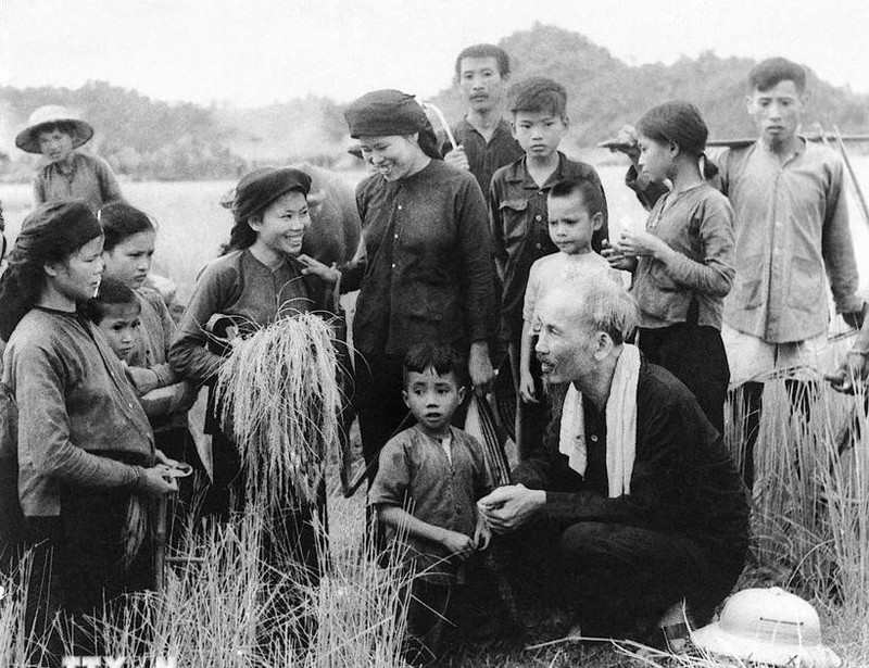 President Ho Chi Minh visits farmers of the Hung Son cooperative in Dai Tu district, Thai Nguyen province, in 1954. (Photo: VNA) President Ho Chi Minh visits farmers of the Hung Son cooperative in Dai Tu district, Thai Nguyen province, in 1954. (Photo: VNA)