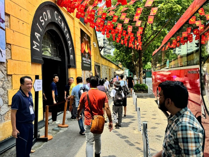 Đoàn khách Ấn Độ tham quan di tích Nhà tù Hỏa Lò (Ảnh: T.L). Đoàn khách Ấn Độ tham quan di tích Nhà tù Hỏa Lò (Ảnh: T.L).