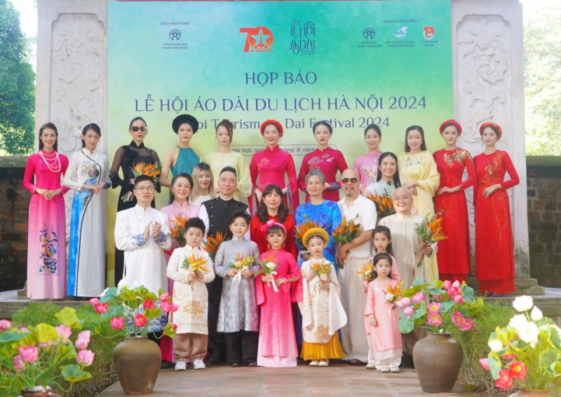 Lãnh đạo Sở du lịch Hà Nội và các nhà thiết kế giới thiệu những mẫu áo dài sẽ trình diễn taij Lễ hội Áo dài Hà Nội 2024 (Ảnh: T.L). Lãnh đạo Sở du lịch Hà Nội và các nhà thiết kế giới thiệu những mẫu áo dài sẽ trình diễn taij Lễ hội Áo dài Hà Nội 2024 (Ảnh: T.L).