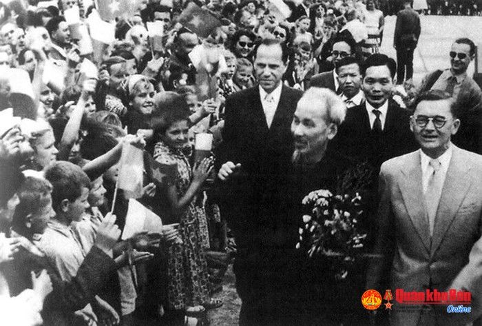 Nhân dân Ba Lan nồng nhiệt đón chào Chủ tịch Hồ Chí Minh và Đoàn đại biểu Chính phủ Việt Nam Dân chủ Cộng hòa, tháng 7/1957 Nhân dân Ba Lan nồng nhiệt đón chào Chủ tịch Hồ Chí Minh và Đoàn đại biểu Chính phủ Việt Nam Dân chủ Cộng hòa, tháng 7/1957