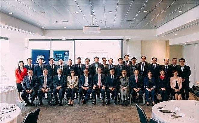The Vietnamese delegation pose for a group photo. The Vietnamese delegation pose for a group photo.