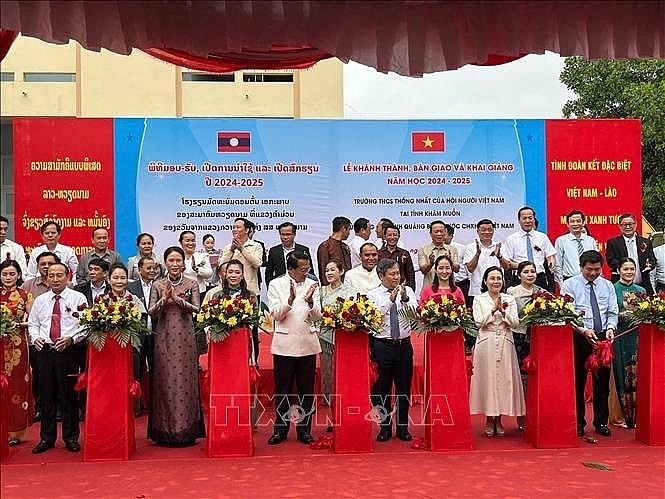 At the inauguration ceremony of the Thong Nhat secondary school in Laos's Khammouane province on August 31. (Photo: VNA) At the inauguration ceremony of the Thong Nhat secondary school in Laos's Khammouane province on August 31. (Photo: VNA)