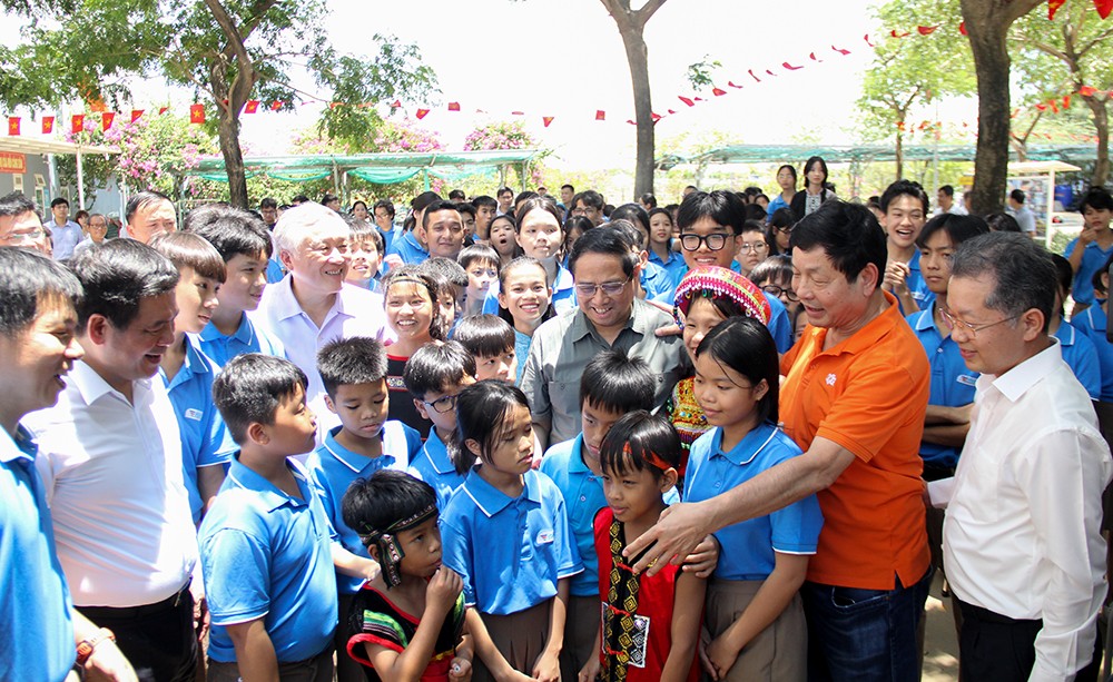 Thủ tướng trò chuyện, chia sẻ cùng các học sinh và giáo viên Trường Hy Vọng. (Ảnh: danang.gov.vn) Thủ tướng trò chuyện, chia sẻ cùng các học sinh và giáo viên Trường Hy Vọng. (Ảnh: danang.gov.vn)