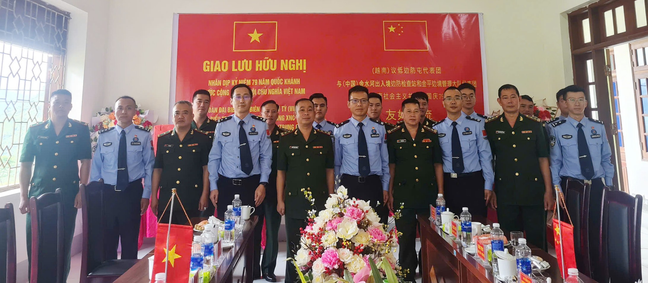 Đoàn đại biểu 2 bên tham dự giao lưu hữu nghị và chụp ảnh lưu niệm tại chương trình (ảnh đơn vị cung cấp). z5787841450113_048e79dab12d2797ab117ca63329b216.jpg