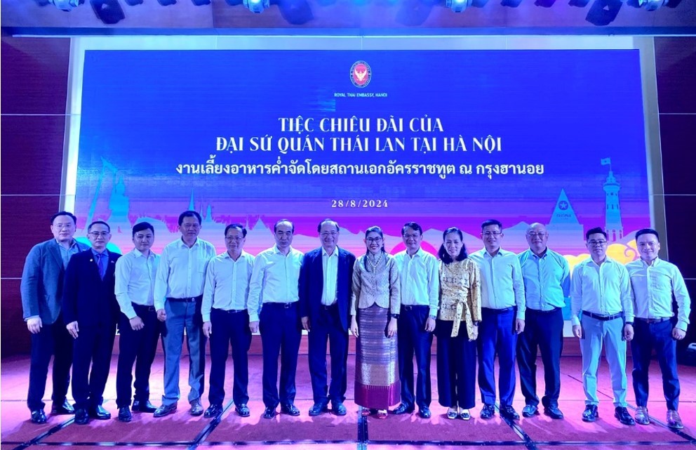 Chủ tịch Hội Hữu nghị Việt Nam - Thái Lan chụp ảnh cùng Đại sứ Thái Lan tại Việt Nam và đại diện lãnh đạo một số doanh nghiệp Việt Nam và Thái Lan Chủ tịch Hội Hữu nghị Việt Nam - Thái Lan chụp ảnh cùng Đại sứ Thái Lan tại Việt Nam và đại diện lãnh đạo một số doanh nghiệp Việt Nam và Thái Lan