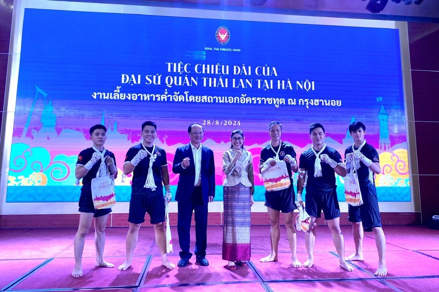 Chủ tịch Hội Hữu nghị Việt Nam - Thái Lan Nguyễn Văn Thành chụp ảnh cùng Đại sứ Thái Lan và các võ sĩ Muay Thái người Việt Nam từng giàng huy chương vàng tại Giải Muay thế giới năm 2023. Chủ tịch Hội Hữu nghị Việt Nam - Thái Lan Nguyễn Văn Thành chụp ảnh cùng Đại sứ Thái Lan và các võ sĩ Muay Thái người Việt Nam từng giàng huy chương vàng tại Giải Muay thế giới năm 2023.