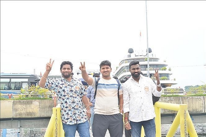 Indian tourists visit Ha Long Bay in the northeastern province of Quang Ninh. (Photo: VNA) Indian tourists visit Ha Long Bay in the northeastern province of Quang Ninh. (Photo: VNA)