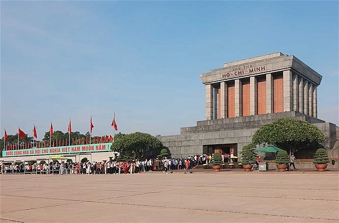 Thousands of people visit Ho Chi Minh Mausoleum in Hanoi on National Day. (Photo: VNA) Thousands of people visit Ho Chi Minh Mausoleum in Hanoi on National Day. (Photo: VNA)
