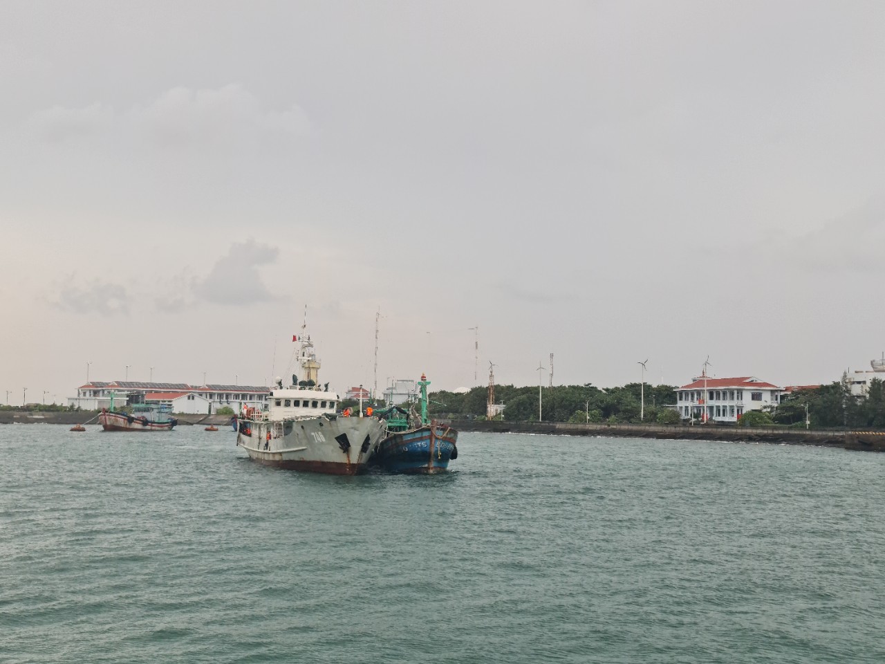 Hải đoàn 129 cứu kéo tàu cá tỉnh Bình Định bị hỏng máy trên biển Trường Sa Hải đoàn 129 cứu kéo tàu cá tỉnh Bình Định bị hỏng máy trên biển Trường Sa