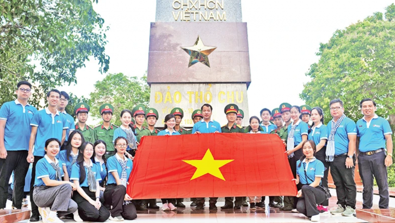 Những "cánh bồ câu" nối tình quân dân nơi đầu sóng Những "cánh bồ câu" nối tình quân dân nơi đầu sóng