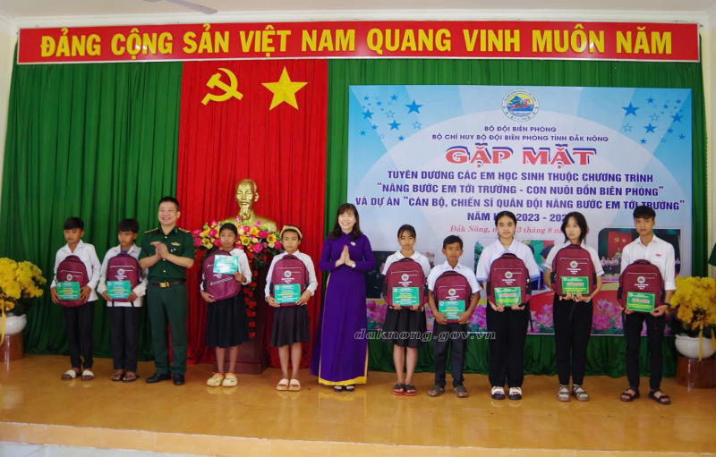 Gần 400 học sinh nghèo được hỗ trợ từ chương trình, dự án của BĐBP tỉnh Đắk Nông Gần 400 học sinh nghèo được hỗ trợ từ chương trình, dự án của BĐBP tỉnh Đắk Nông