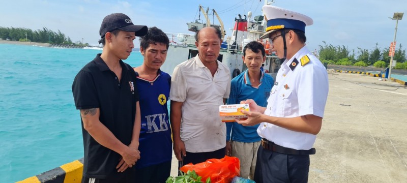 Cán bộ, chiến sĩ đảo Sinh Tồn tặng quà cho ngư dân vào tránh trú bão Cán bộ, chiến sĩ đảo Sinh Tồn tặng quà cho ngư dân vào tránh trú bão
