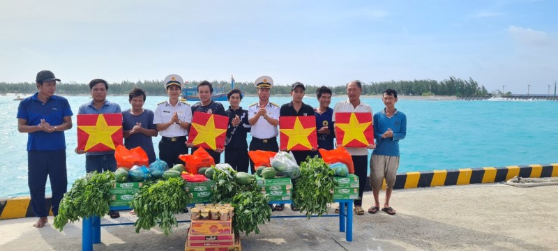 Chỉ huy đảo Sinh Tồn tặng cờ và nhu yếu phẩm cho ngư dân tàu cá BĐ 97282 (2) Chỉ huy đảo Sinh Tồn tặng cờ và nhu yếu phẩm cho ngư dân tàu cá BĐ 97282 (2)