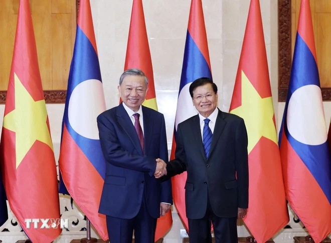 Tổng Bí thư, Chủ tịch nước Lào Thongloun Sisoulith (bên phải) đón Tổng Bí thư, Chủ tịch nước Tô Lâm khi ông thăm cấp nhà nước Lào vào tháng 7-2024 trên cương vị người đứng đầu Nhà nước - Ảnh: TTXVN Tổng Bí thư, Chủ tịch nước Lào Thongloun Sisoulith (bên phải) đón Tổng Bí thư, Chủ tịch nước Tô Lâm khi ông thăm cấp nhà nước Lào vào tháng 7-2024 trên cương vị người đứng đầu Nhà nước - Ảnh: TTXVN
