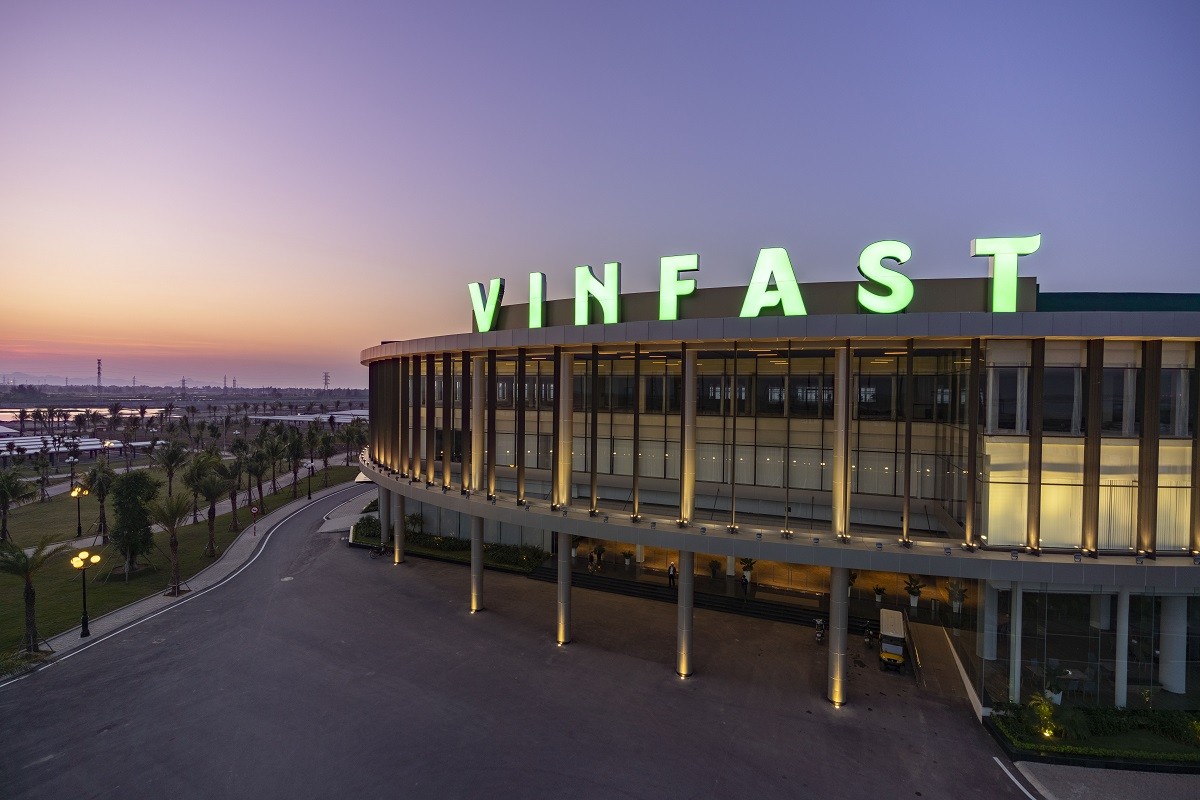 VinFast là công ty có tốc độ gia tăng giá trị thương hiệu lớn nhất bảng xếp hạng. Với tầm nhìn trở thành hãng xe điện thông minh toàn cầu, VinFast đã đặt nền móng cho ngành công nghiệp sản xuất ô tô - xe máy điện tại Việt Nam, đồng thời đang nỗ lực góp phần thúc đẩy cuộc cách mạng xe điện trên toàn thế giới. VinFast là công ty có tốc độ gia tăng giá trị thương hiệu lớn nhất bảng xếp hạng. Với tầm nhìn trở thành hãng xe điện thông minh toàn cầu, VinFast đã đặt nền móng cho ngành công nghiệp sản xuất ô tô - xe máy điện tại Việt Nam, đồng thời đang nỗ lực góp phần thúc đẩy cuộc cách mạng xe điện trên toàn thế giới.