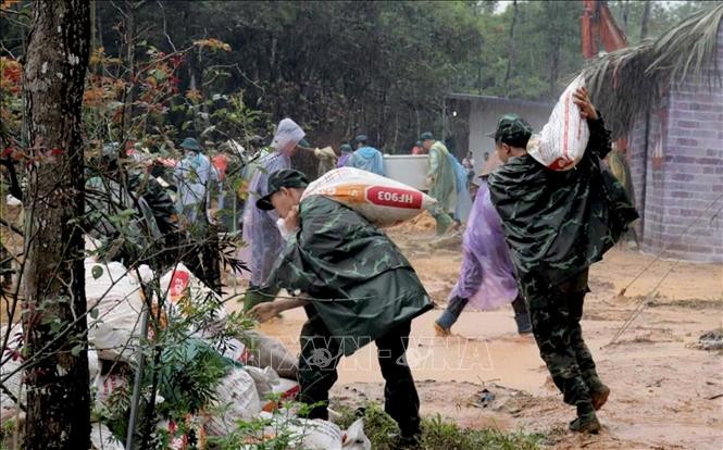 Military forces are reinforcing stream embankments in Yen Bai city. (Photo: VNA) Military forces are reinforcing stream embankments in Yen Bai city. (Photo: VNA)