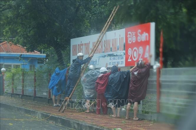 Do Son residents brace their houses as the storm approaches land (photo taken at 9 a.m). (Photo: VNA) Do Son residents brace their houses as the storm approaches land (photo taken at 9 a.m). (Photo: VNA)
