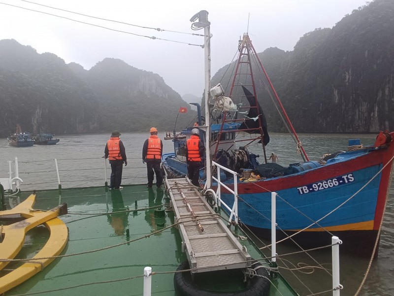 Vùng 3 Hải quân kịp thời cứu nạn ngư dân trong cơn bão số 3 Vùng 3 Hải quân kịp thời cứu nạn ngư dân trong cơn bão số 3