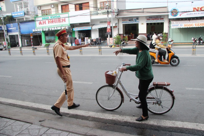 Cần Thơ khắc phục tình trạng mất an toàn giao thông đường dẫn cầu Trần Hoàng Na Cần Thơ khắc phục tình trạng mất an toàn giao thông đường dẫn cầu Trần Hoàng Na
