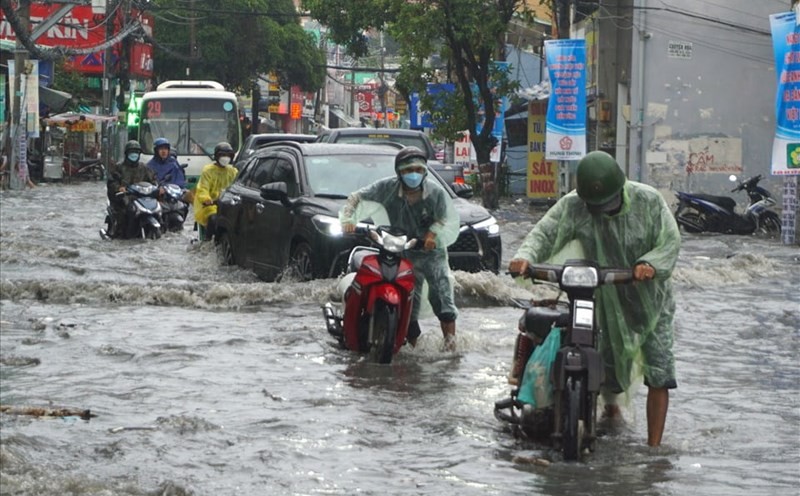 Thời tiết hôm nay (8/9): Bão số 3 suy yếu thành áp thấp, Hà Nội mưa to đến rất to Thời tiết hôm nay (8/9): Bão số 3 suy yếu thành áp thấp, Hà Nội mưa to đến rất to