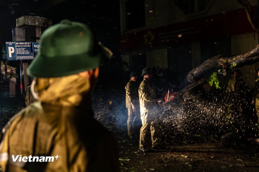 Hà Nội nỗ lực xuyên đêm khắc phục hậu quả bão số 3 Hà Nội xuyên đêm khắc phục hậu quả bão số 3