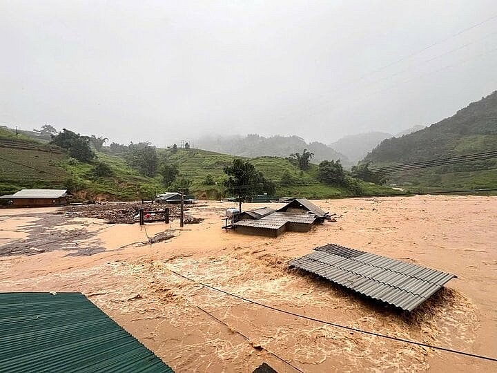 Floodwaters rise quickly, causing numerous homes in Ban Mu commune of Tram Tau district to be inundated up to the rooftops. (Photo: VTC) Floodwaters rise quickly, causing numerous homes in Ban Mu commune of Tram Tau district to be inundated up to the rooftops. (Photo: VTC)
