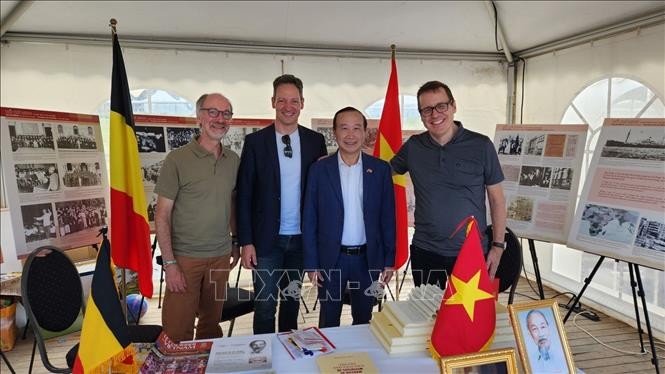 Sách của cố Tổng Bí thư Nguyễn Phú Trọng thu hút sự chú ý tại Lễ hội ManiFiesta (Bỉ) Sách của cố Tổng Bí thư Nguyễn Phú Trọng thu hút sự chú ý tại Lễ hội ManiFiesta (Bỉ)