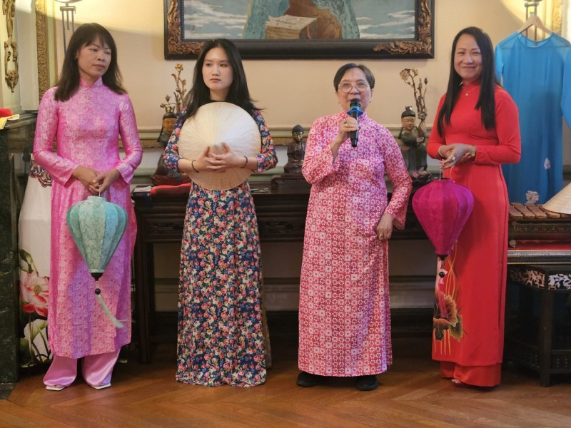 Ra mắt Câu lạc bộ di sản áo dài Việt Nam tại Bỉ Ra mắt Câu lạc bộ di sản áo dài Việt Nam tại Bỉ