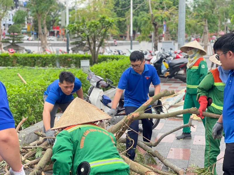 Nhiều tỉnh thành khẩn trương khắc phục hậu quả cơn bão số 3 Nhiều tỉnh thành khẩn trương khắc phục hậu quả cơn bão số 3