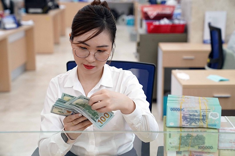 Đồng USD tiếp tục giảm mạnh tại các ngân hàng thương mại Đồng USD tiếp tục giảm mạnh tại các ngân hàng thương mại