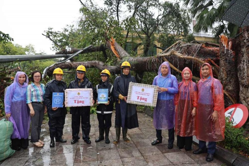 Ông Phạm Quang Thanh, Chủ tịch LĐLĐ thành phố Hà Nội tặng quà công nhân Công ty HAPULICO. (Ảnh: T.L). Ông Phạm Quang Thanh, Chủ tịch LĐLĐ thành phố Hà Nội tặng quà công nhân Công ty HAPULICO. (Ảnh: T.L).