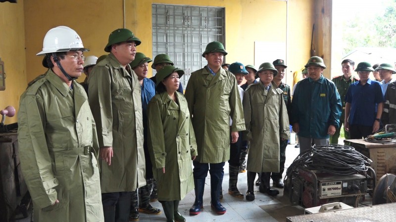 Bí thư Thành ủy Hà Nội kiểm tra, chỉ đạo khắc phục hậu quả cơn bão số 3 Bí thư Thành ủy Hà Nội kiểm tra, chỉ đạo khắc phục hậu quả cơn bão số 3