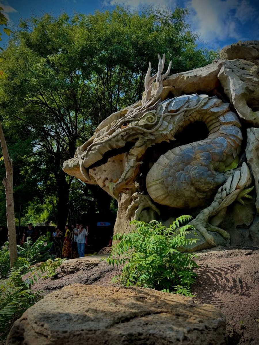 The extremely creative and unique design idea was designed and constructed meticulously and elaborately by Ukrainian artisans, in which the dragon with impressive colors is winding and reaching far The extremely creative and unique design idea was designed and constructed meticulously and elaborately by Ukrainian artisans, in which the dragon with impressive colors is winding and reaching far